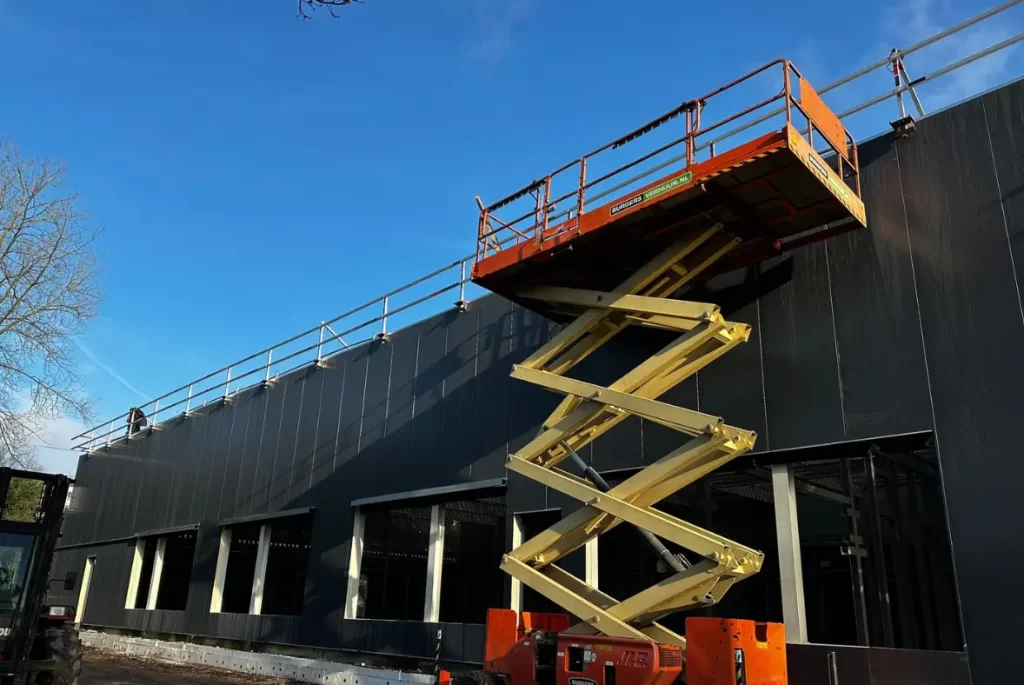 De onmisbare rol van tijdelijke dakrandbeveiliging in circulair bouwen